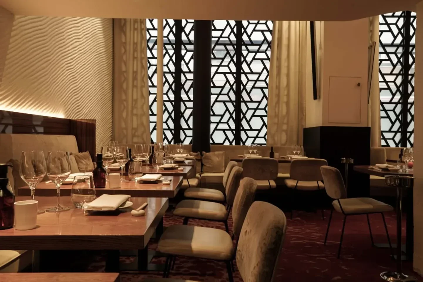 Elegant interior of Kinugawa Vendome restaurant in Paris with modern decor and ambiance.