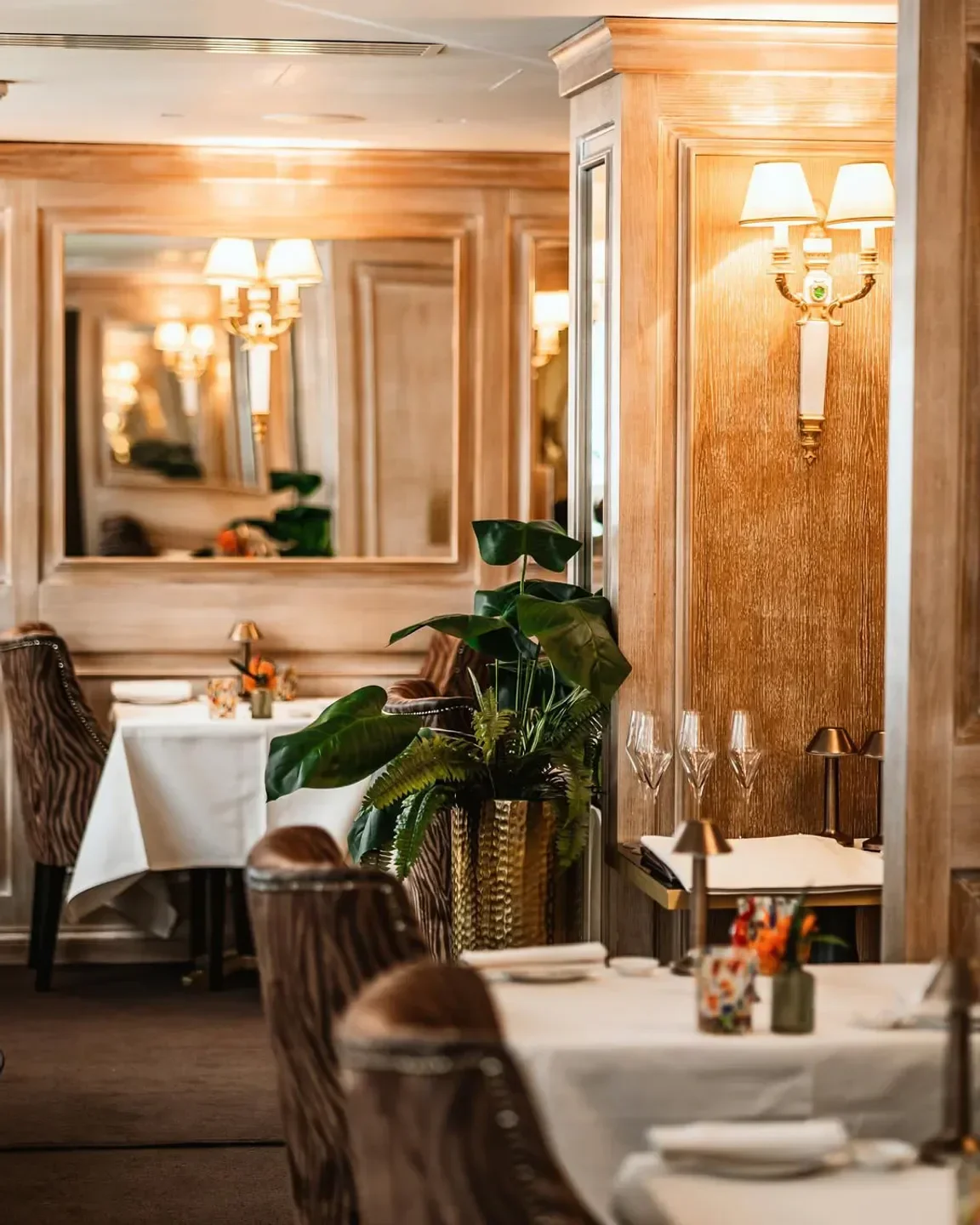 Elegant interior of Ristorante Tosca in Paris, featuring dining tables and decor.